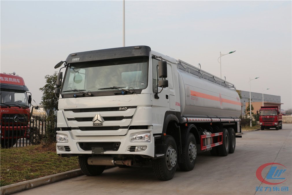 湖北程力重汽前四后八（30方）運(yùn)油車高清圖
