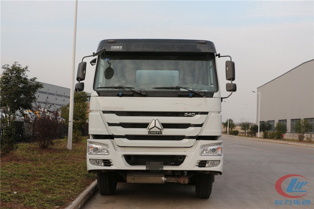 湖北程力重汽前四后八（30方）運(yùn)油車正面圖