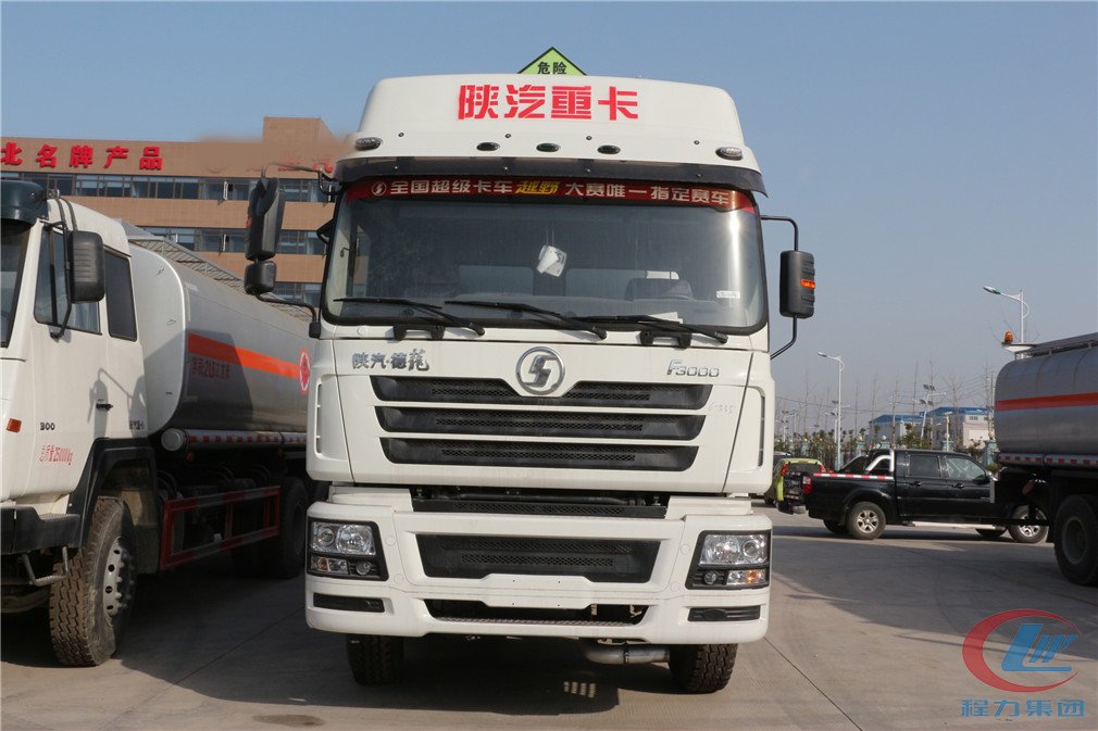 程力陜汽德龍（34方）運(yùn)油車正面圖