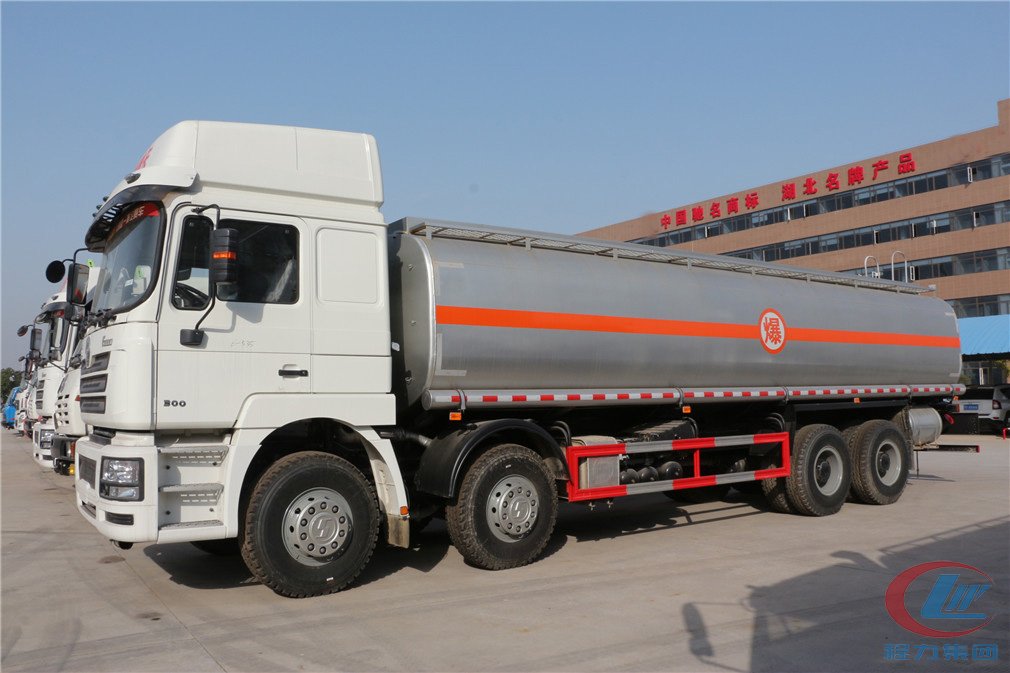 程力陜汽德龍（34方）運(yùn)油車側(cè)面圖