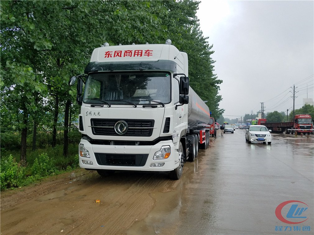 程力三橋半掛鋁合金運(yùn)油車正面圖