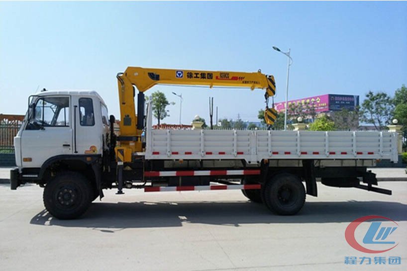 程力東風(fēng)153 8噸隨車吊側(cè)面圖