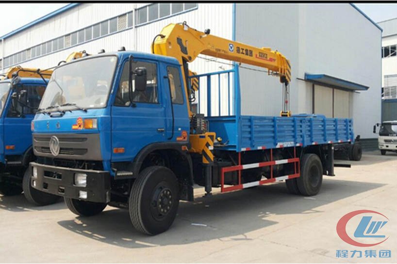 程力東風(fēng)153 8噸隨車吊側(cè)面圖