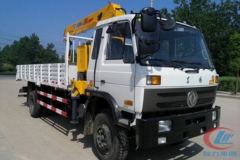 程力東風(fēng)153 8噸隨車吊側(cè)面圖