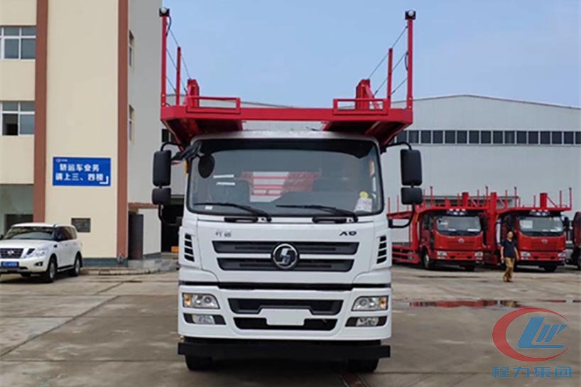 陜汽小三軸中置軸轎運(yùn)車(chē)正面圖