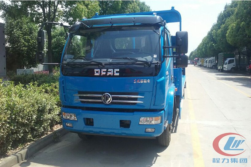 東風(fēng)多利卡平拖板車(chē)正面圖