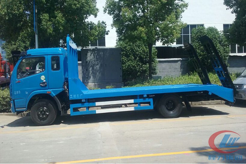 東風(fēng)多利卡平拖板車(chē)側(cè)面圖