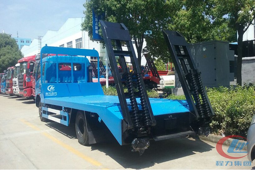 東風(fēng)多利卡平拖板車(chē)側(cè)面圖
