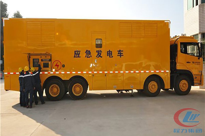 天龍前四后八應急發(fā)電車側(cè)面圖