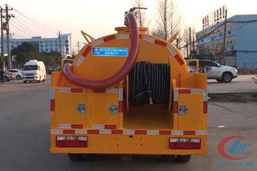 東風(fēng)藍(lán)牌2方清洗吸污車(chē)車(chē)背面圖