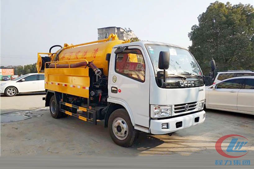 東風(fēng)多利卡d6藍(lán)牌清洗吸污車(chē)側(cè)面圖