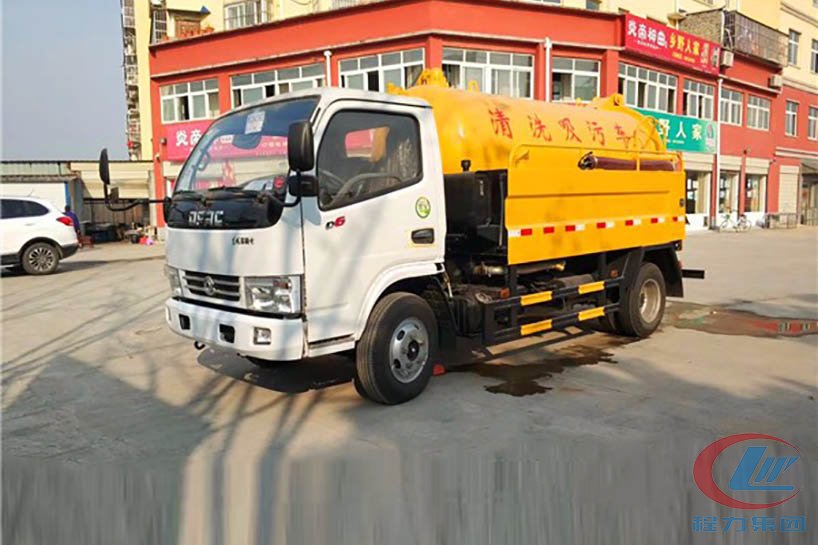 東風(fēng)多利卡d6藍(lán)牌清洗吸污車(chē)側(cè)面圖
