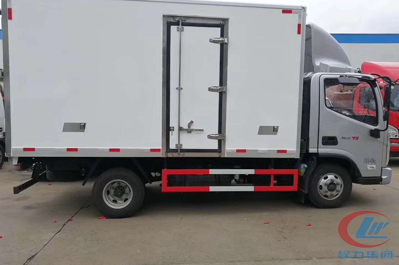 福田奧鈴TS4.2米冷藏車(chē)藍(lán)牌側(cè)面圖