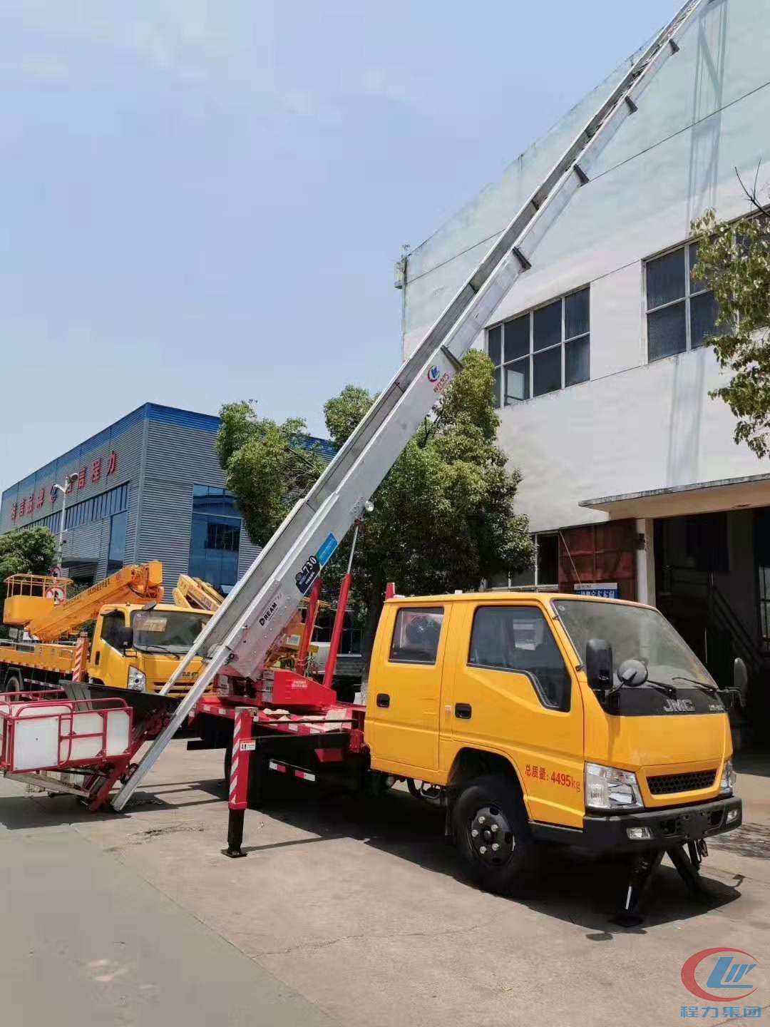 程力集團(tuán)江鈴28米進(jìn)口云梯車(chē)正面圖