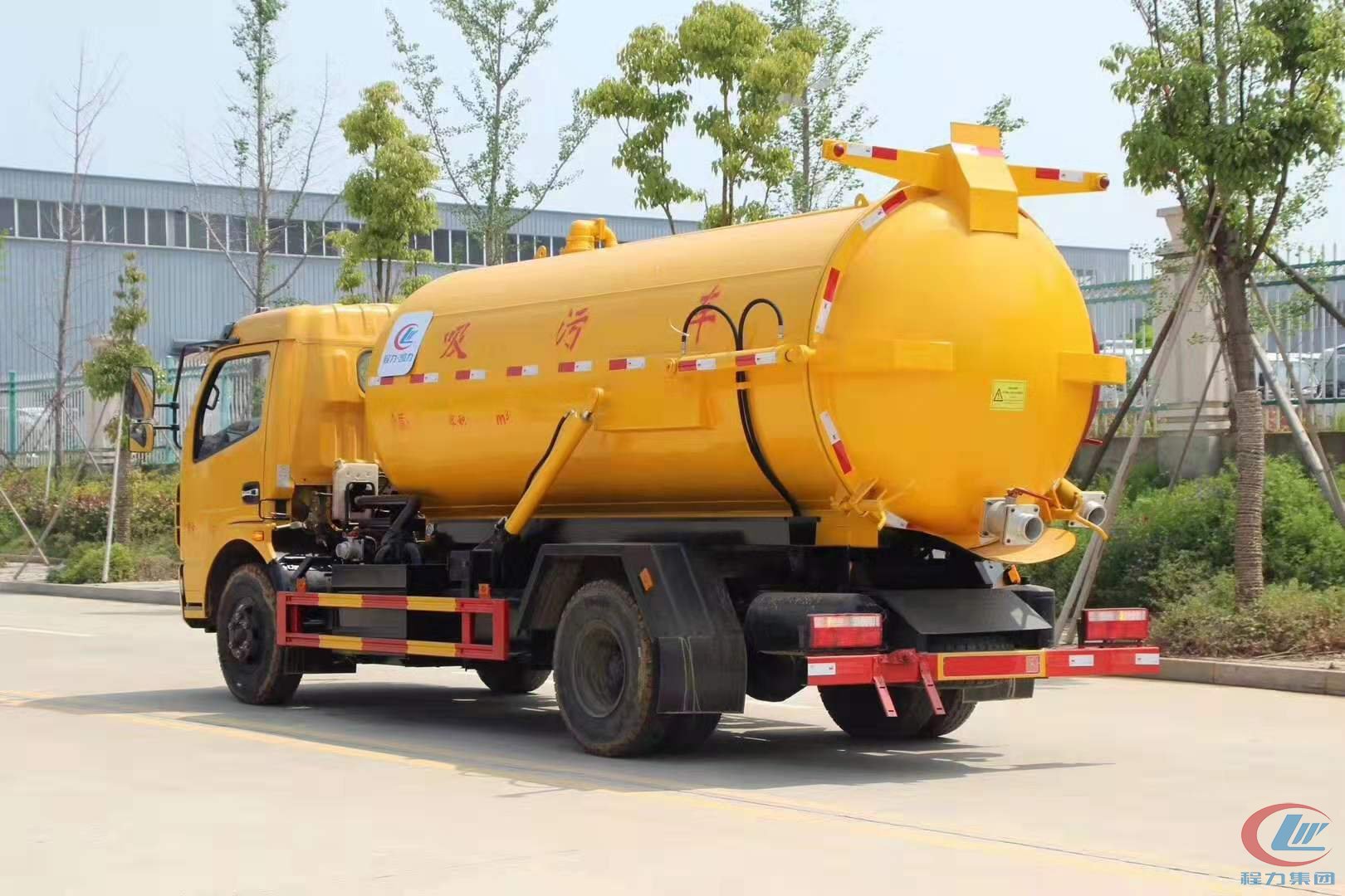 東風(fēng)多利卡D7吸污車(chē)