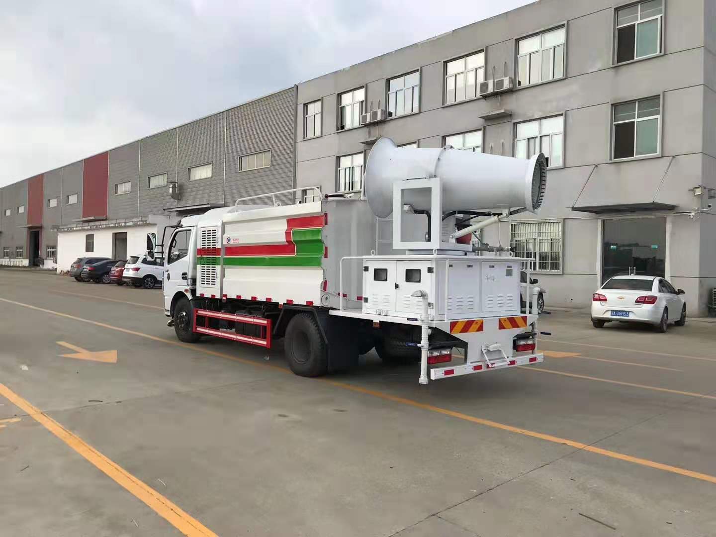 東風8方多功能抑塵車側(cè)面圖