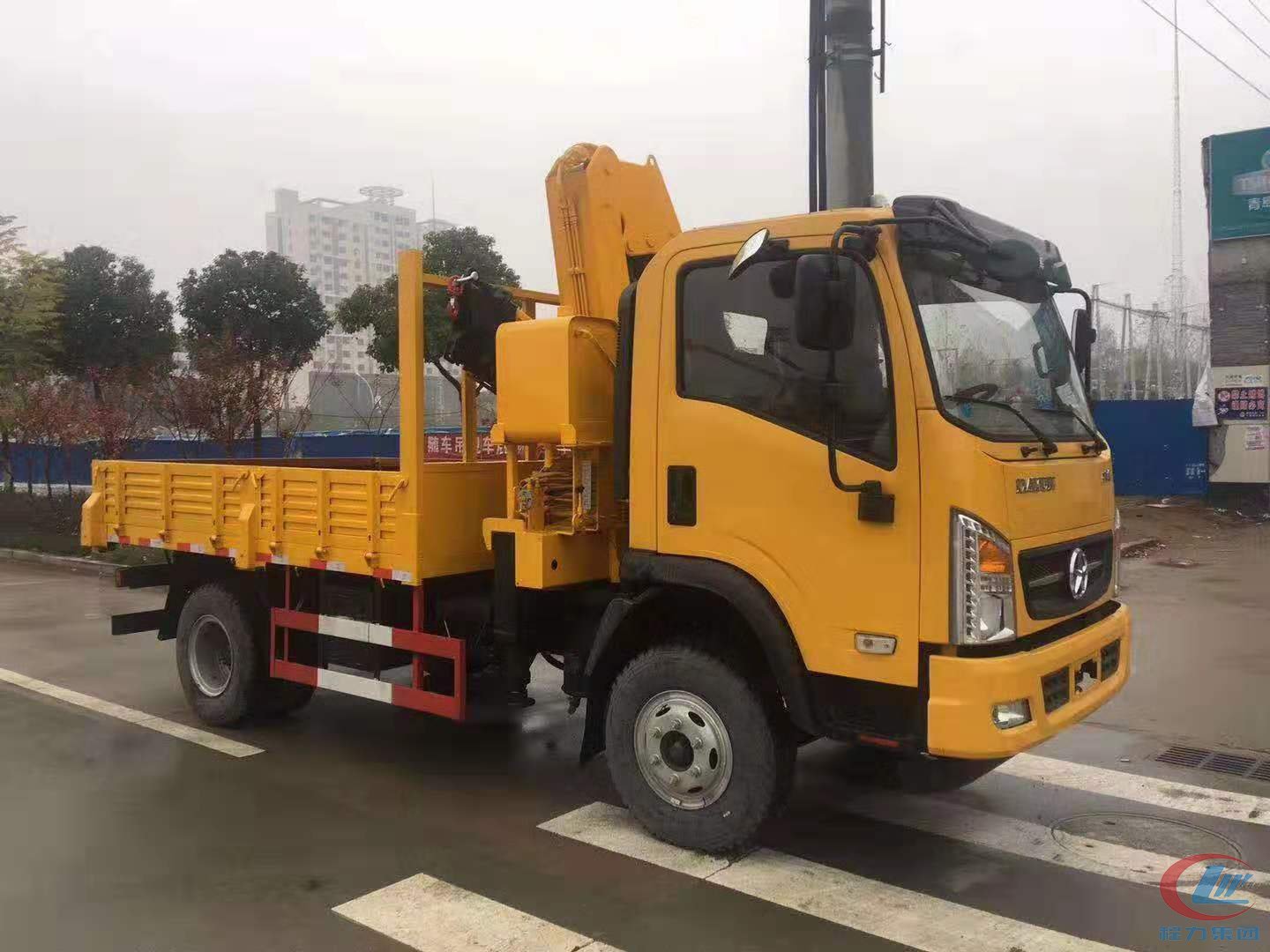 大運(yùn)征途折臂隨車吊