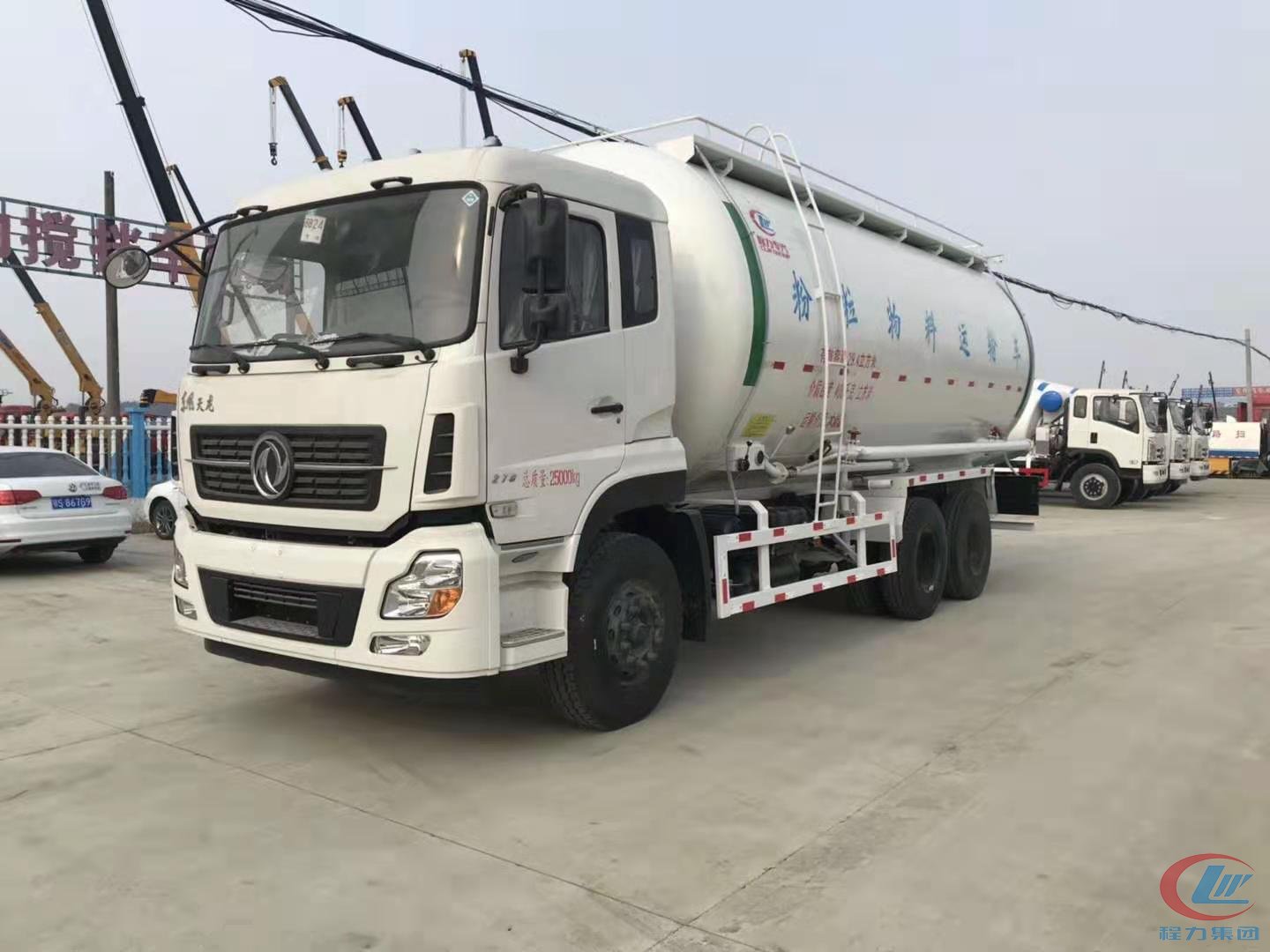 東風(fēng)天龍后八輪30立方粉粒物料車