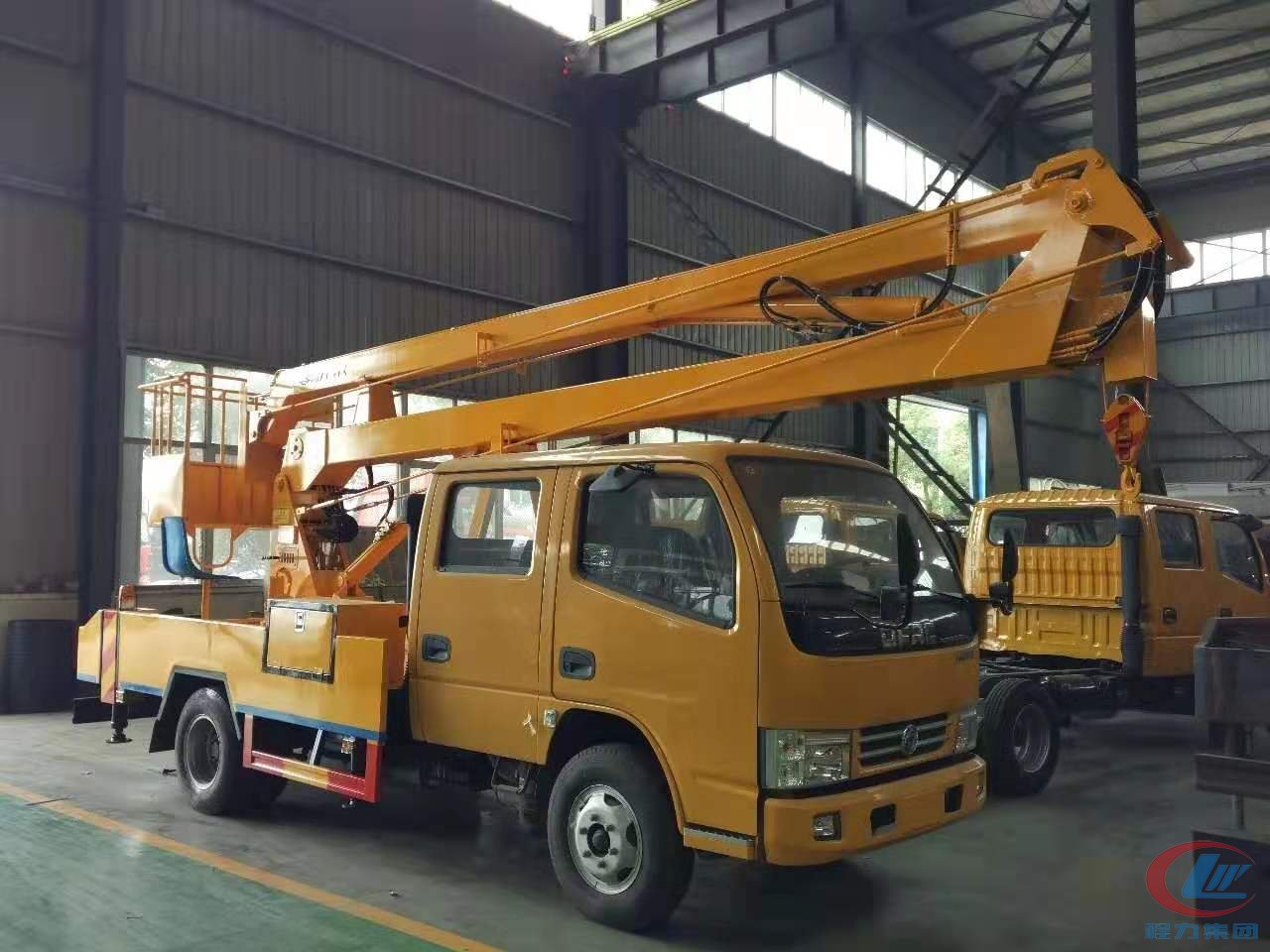 程力集團(tuán)東風(fēng)14米高空作業(yè)車側(cè)面圖