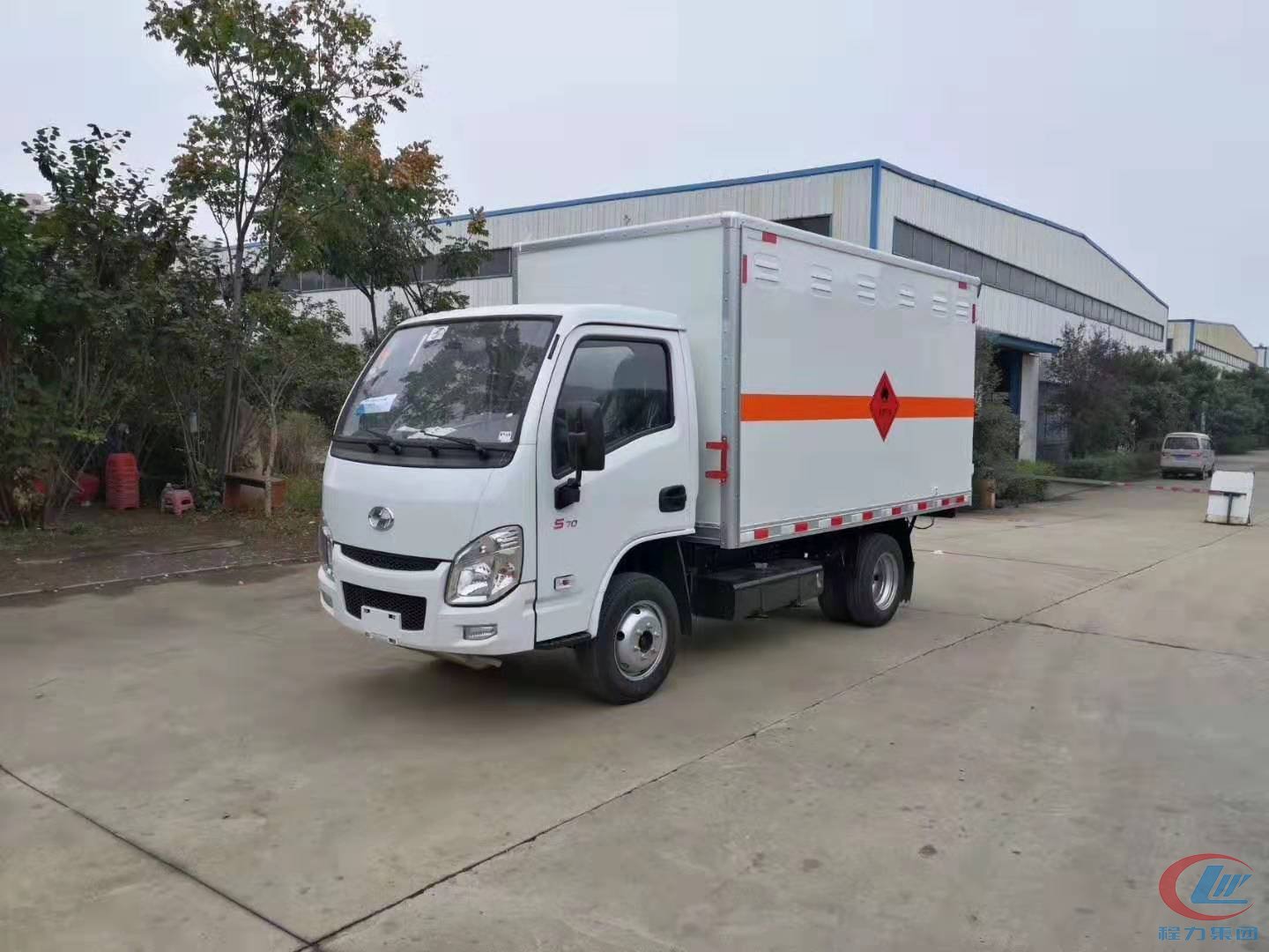 程力集團(tuán)躍進(jìn)小福星易燃?xì)怏w廂式運輸車正面圖