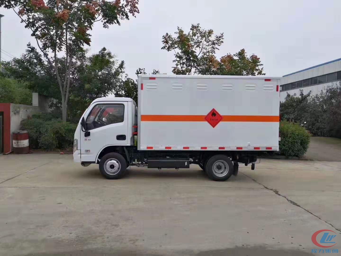 程力集團(tuán)躍進(jìn)小福星易燃?xì)怏w廂式運輸車側(cè)面圖