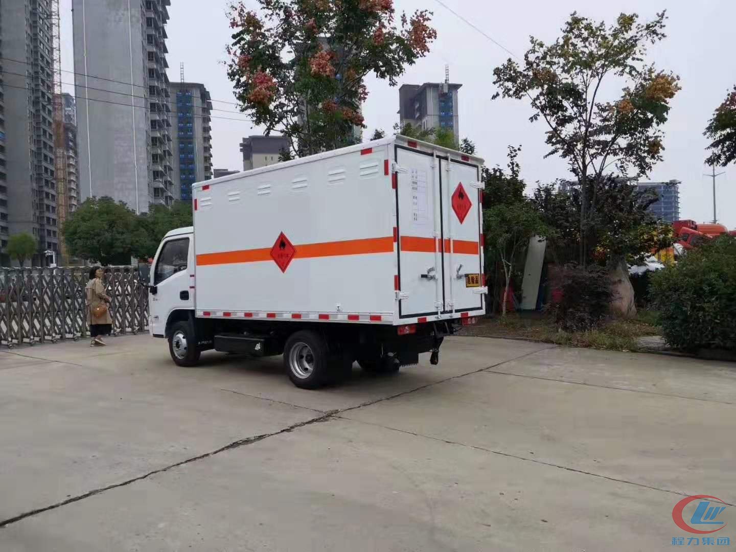 程力集團(tuán)躍進(jìn)小福星易燃?xì)怏w廂式運輸車側(cè)面圖