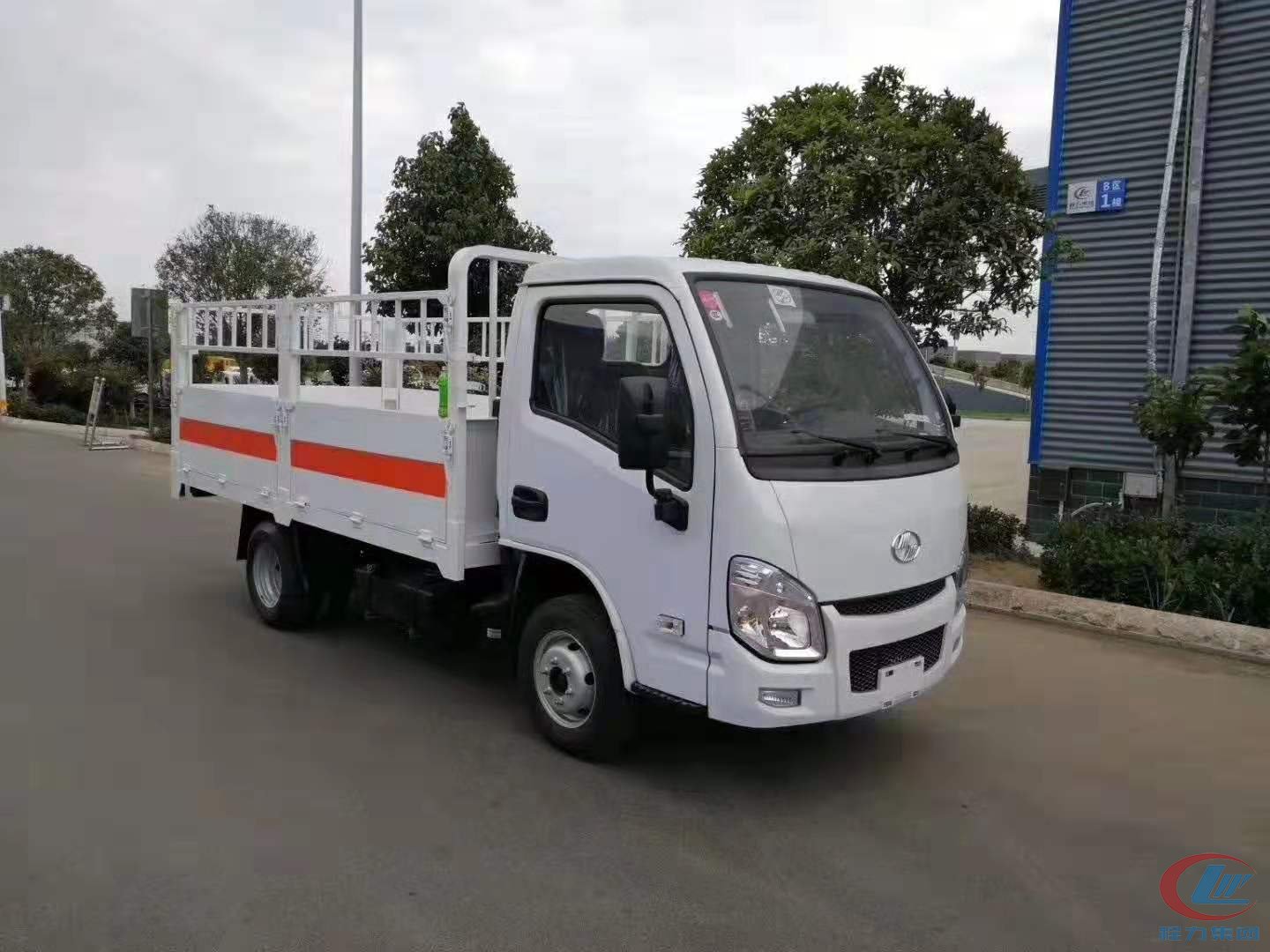 程力躍進(jìn)倉欄式危險品運(yùn)輸車藍(lán)牌