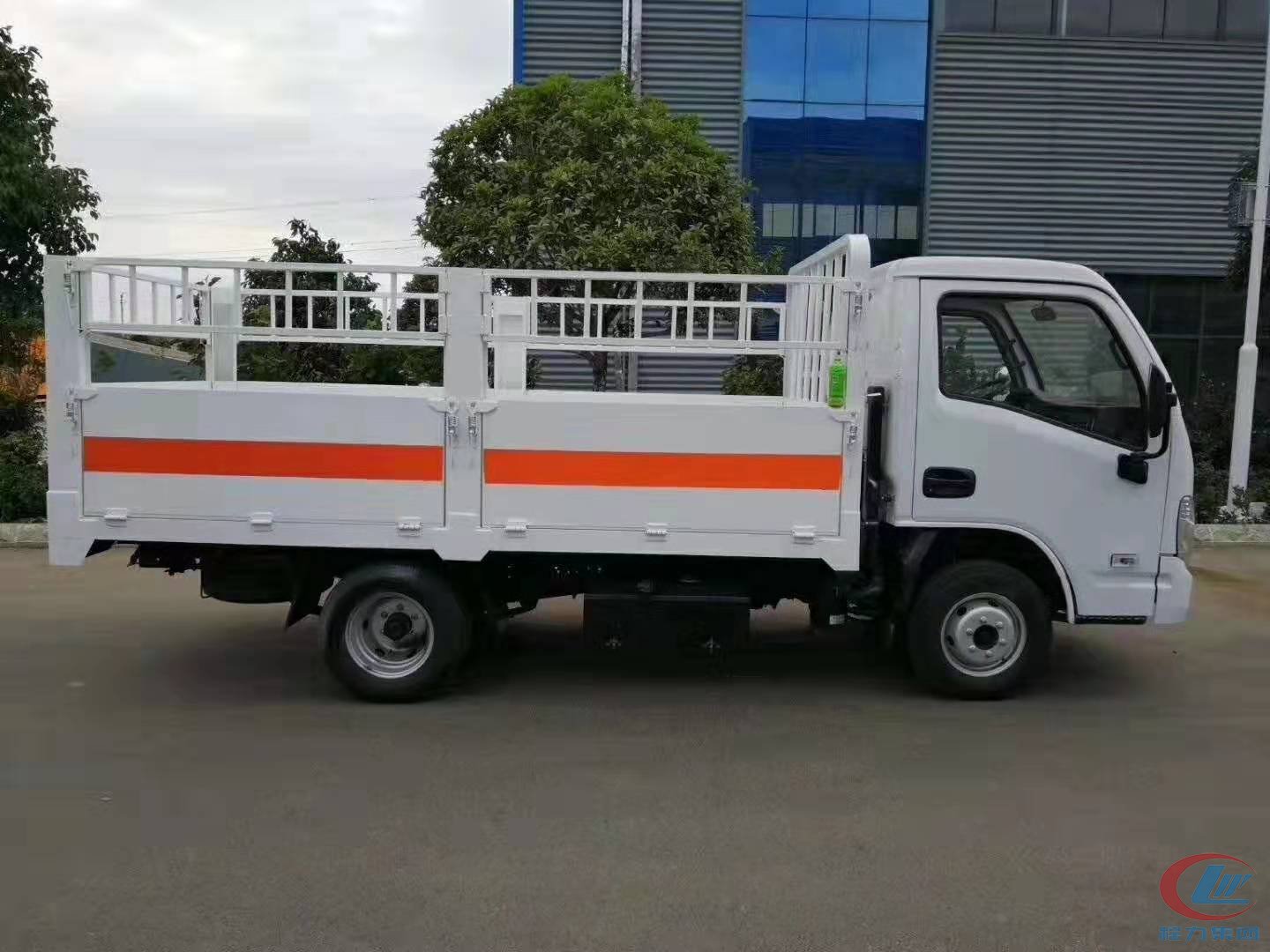 程力躍進(jìn)倉欄式危險品運(yùn)輸車藍(lán)牌側(cè)面圖