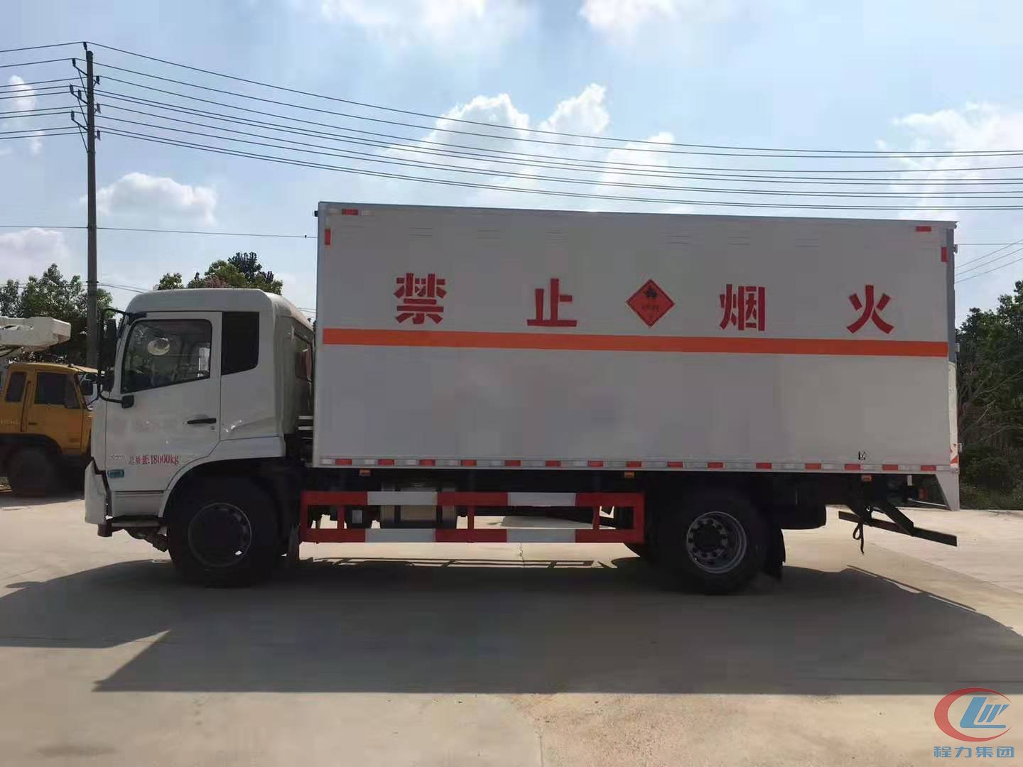 東風(fēng)天錦易燃液體廂式危險(xiǎn)品運(yùn)輸車