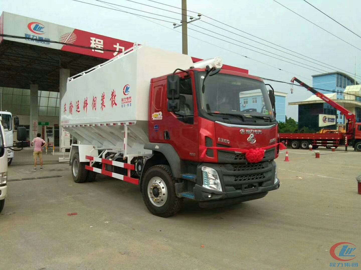 程力集團東風柳汽28方飼料車側(cè)面圖