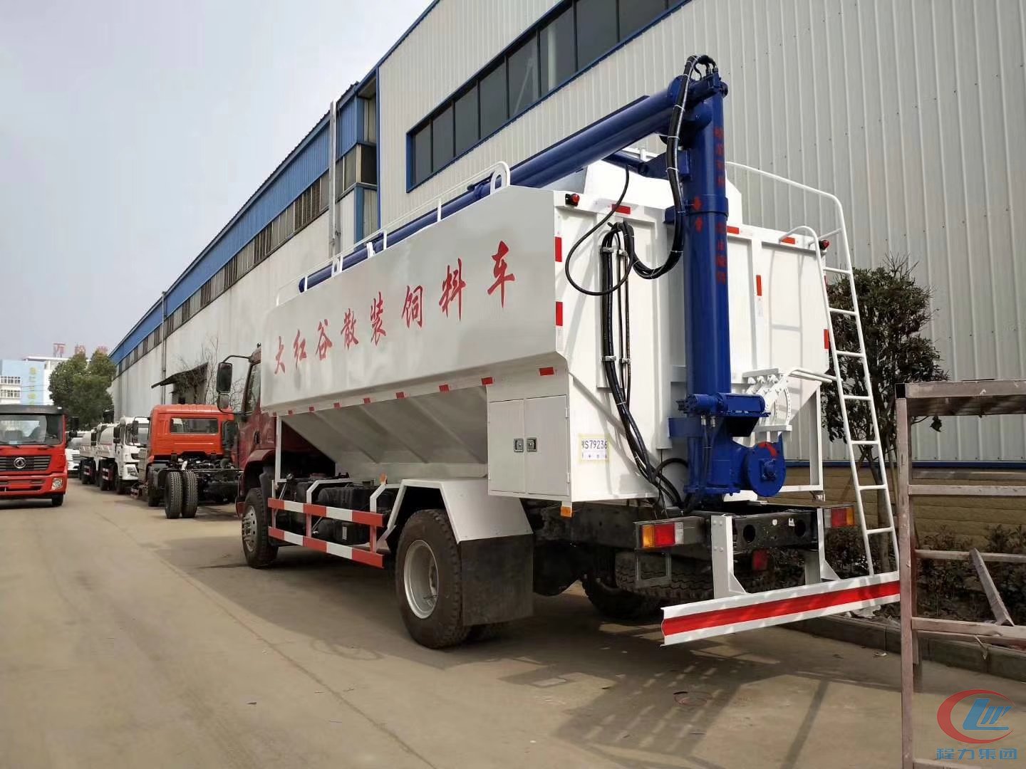 程力集團東風柳汽12-14噸飼料車側(cè)面圖