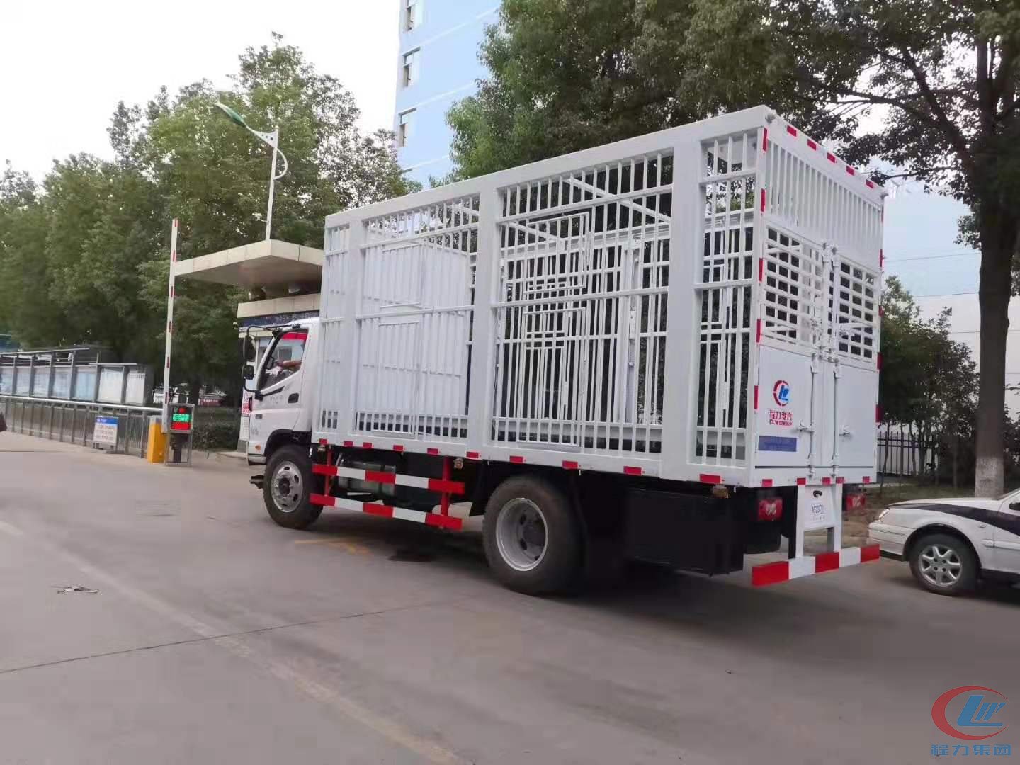 福田歐馬可倉欄式運(yùn)豬車