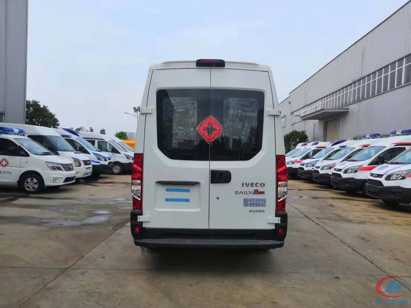 程力依維柯寶迪A32救護(hù)車側(cè)面圖