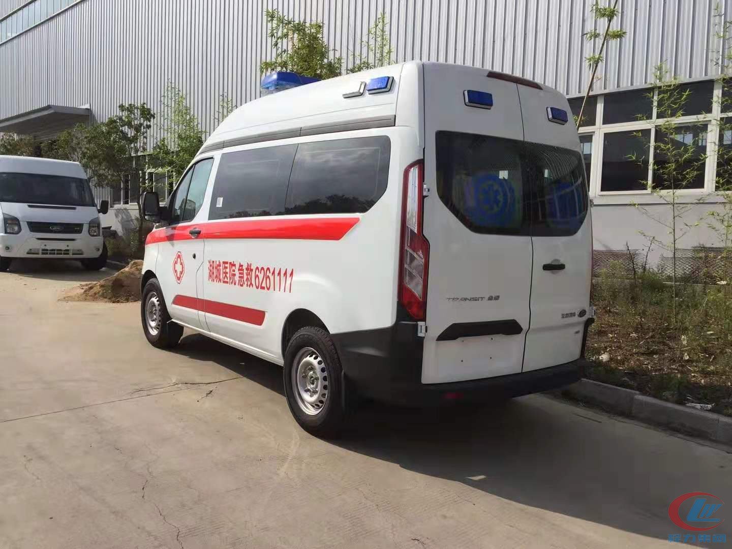 福特v362短軸中頂轉(zhuǎn)運型救護車