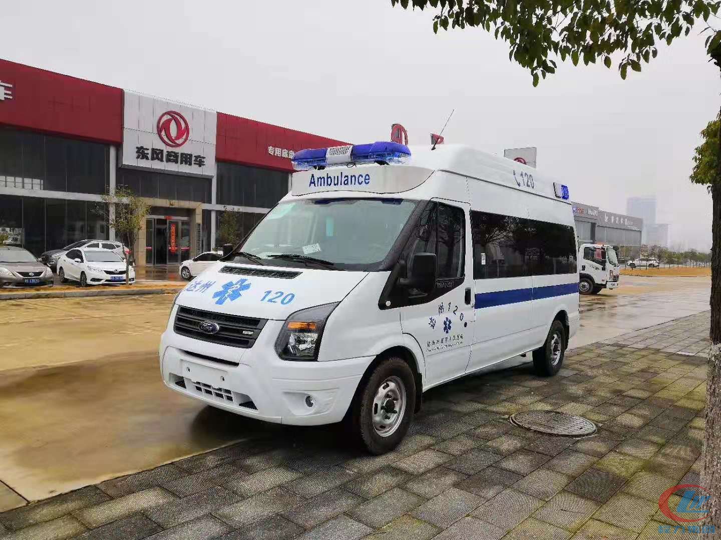 湖北程力福特V348高頂監(jiān)護(hù)型救護(hù)車側(cè)面圖