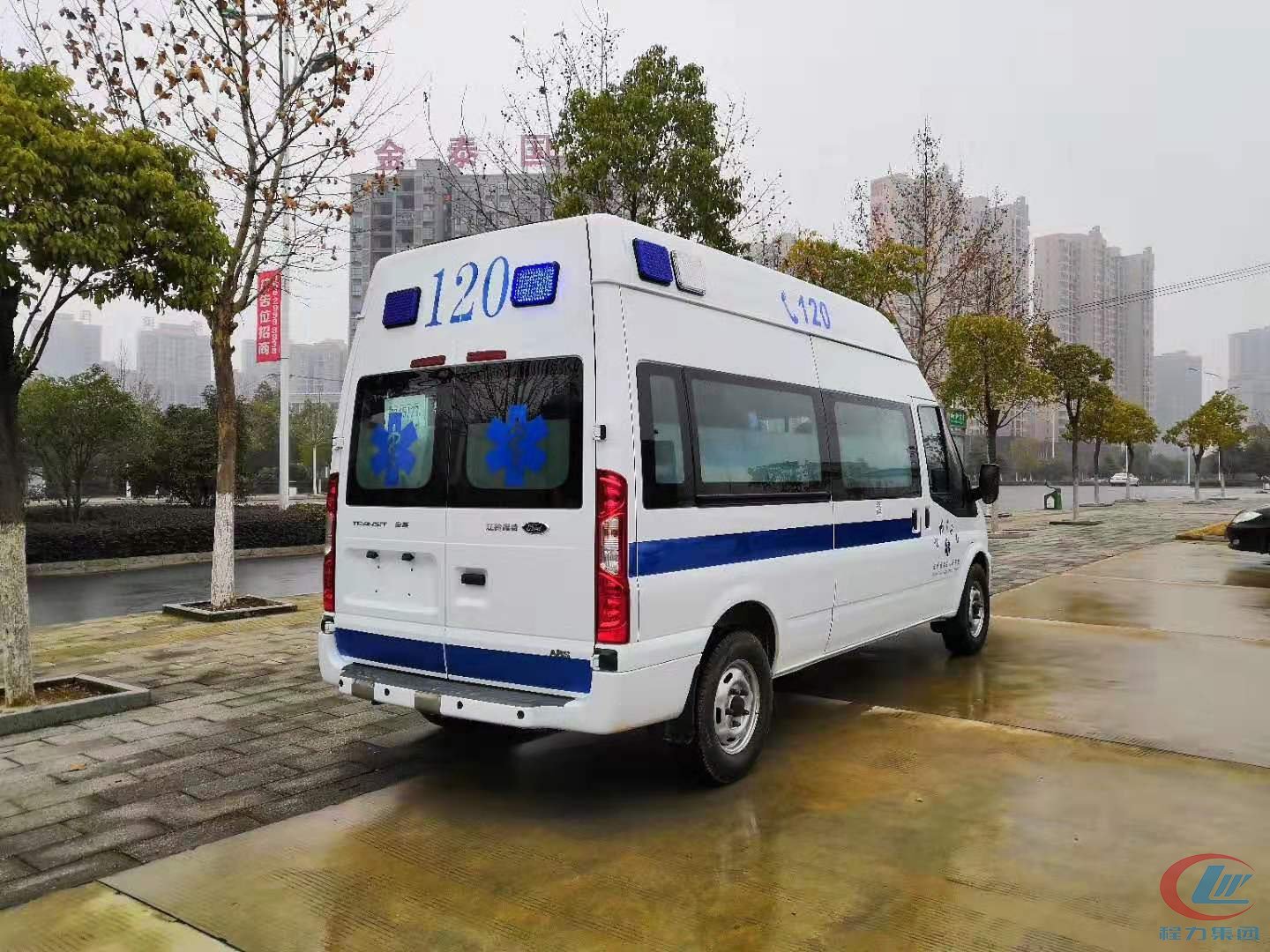 湖北程力福特V348高頂監(jiān)護(hù)型救護(hù)車側(cè)面圖