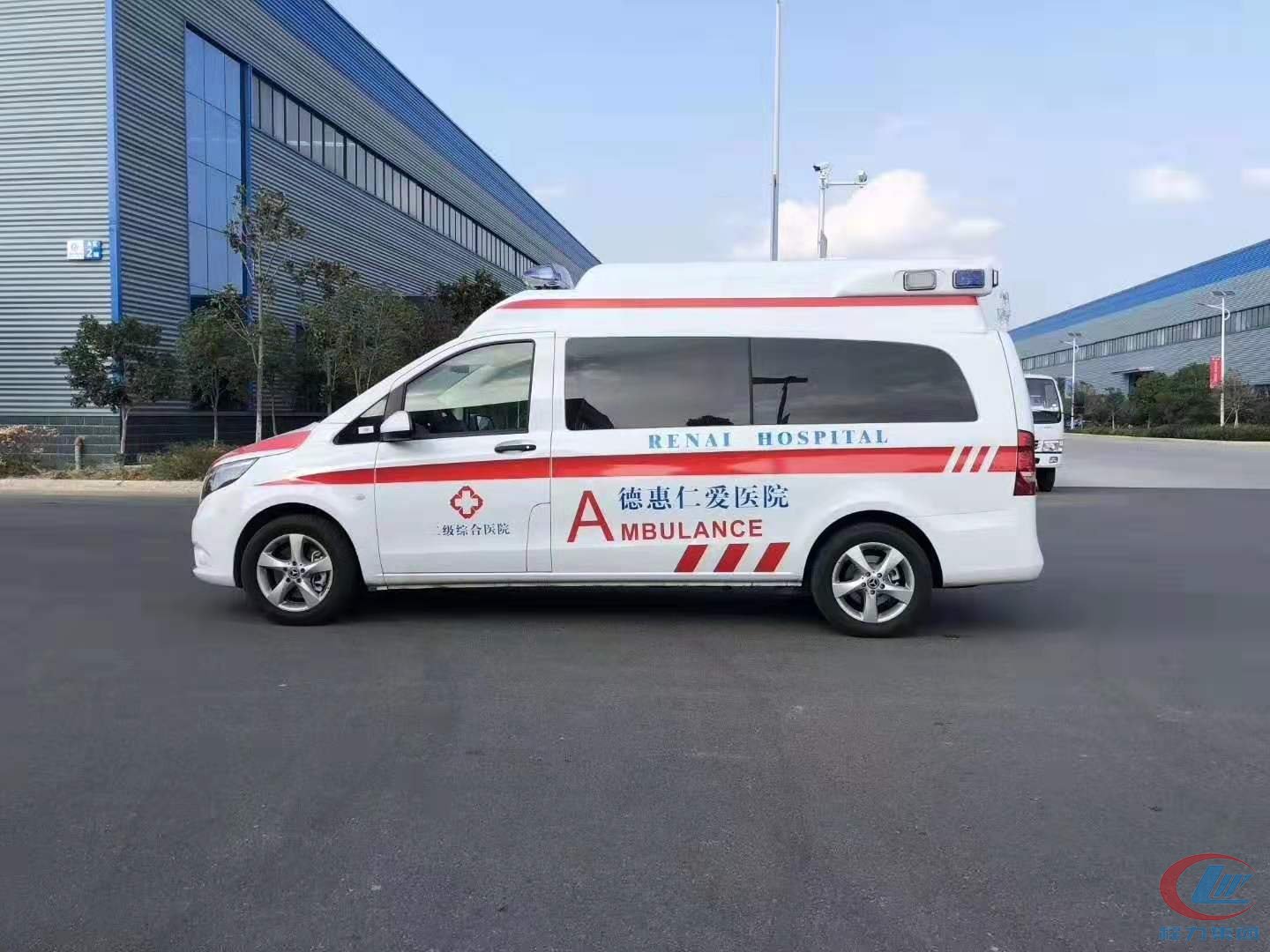 國六奔馳威霆救護(hù)車側(cè)面圖