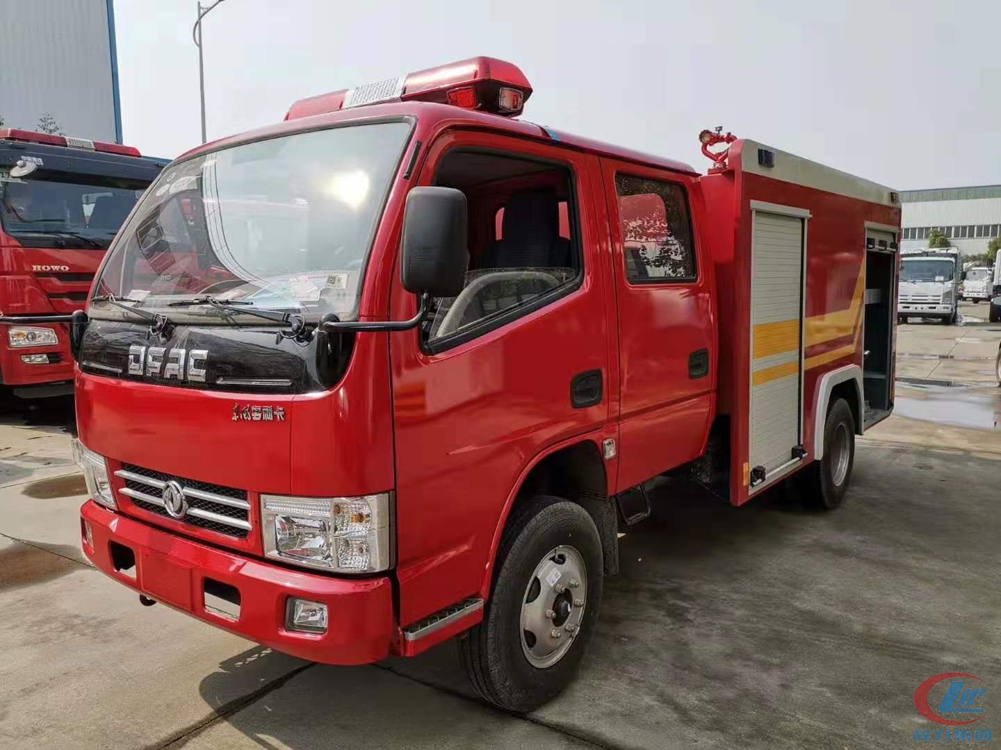 東風小霸王多利卡水罐消防車側(cè)面圖