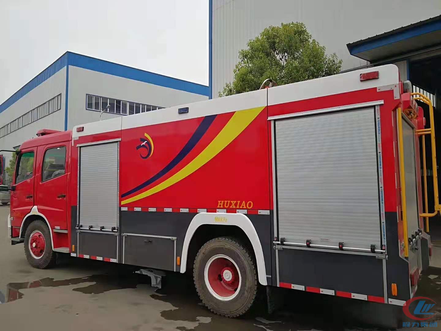 程力集團(tuán)東風(fēng)天錦泡沫消防車(chē)背面圖