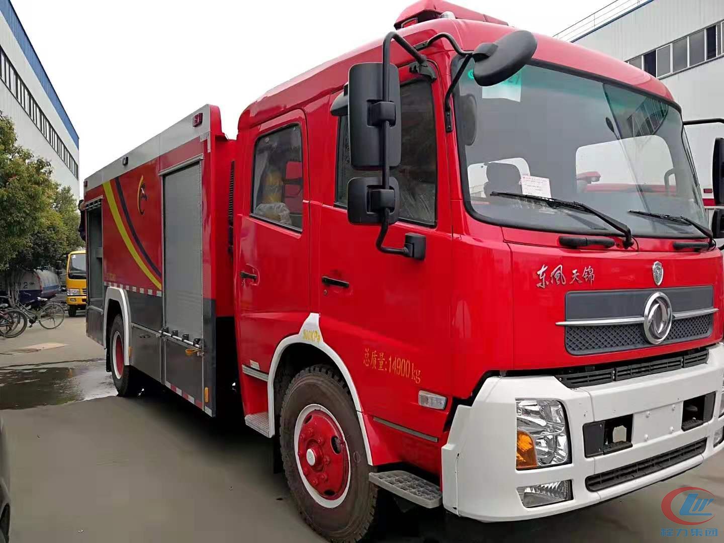 程力集團(tuán)東風(fēng)泡沫消防車(chē)側(cè)面圖