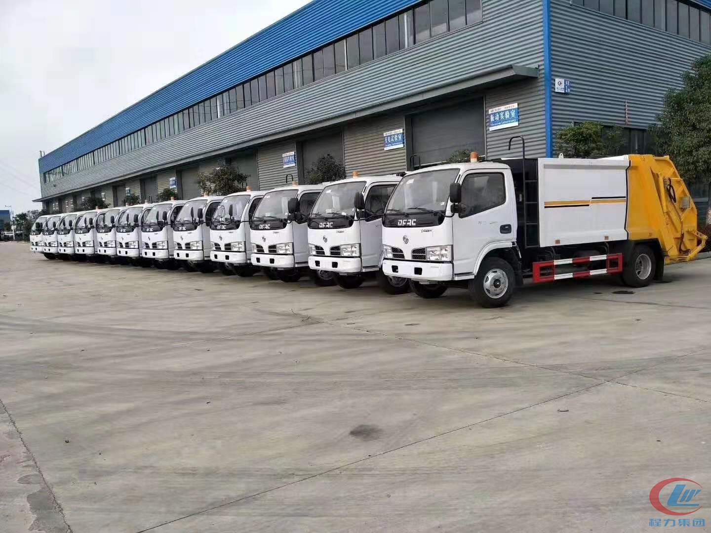 程力汽車集團出口中東地區(qū)壓縮垃圾車項目展示