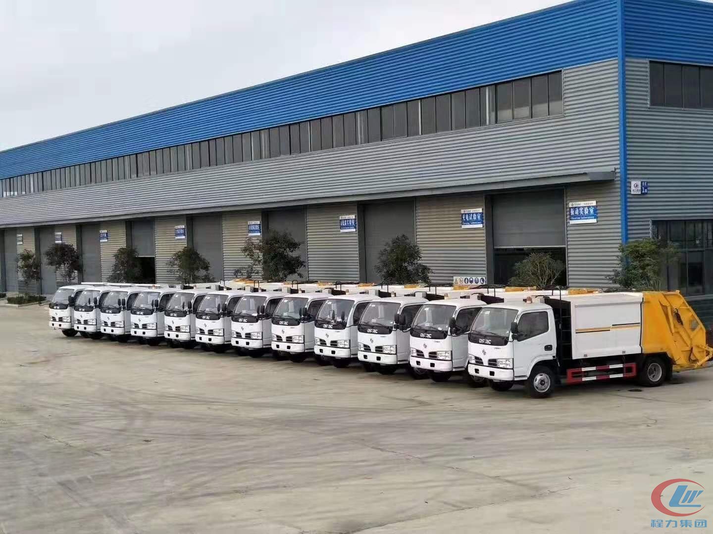 程力汽車出口中東地區(qū)壓縮垃圾車項目展示