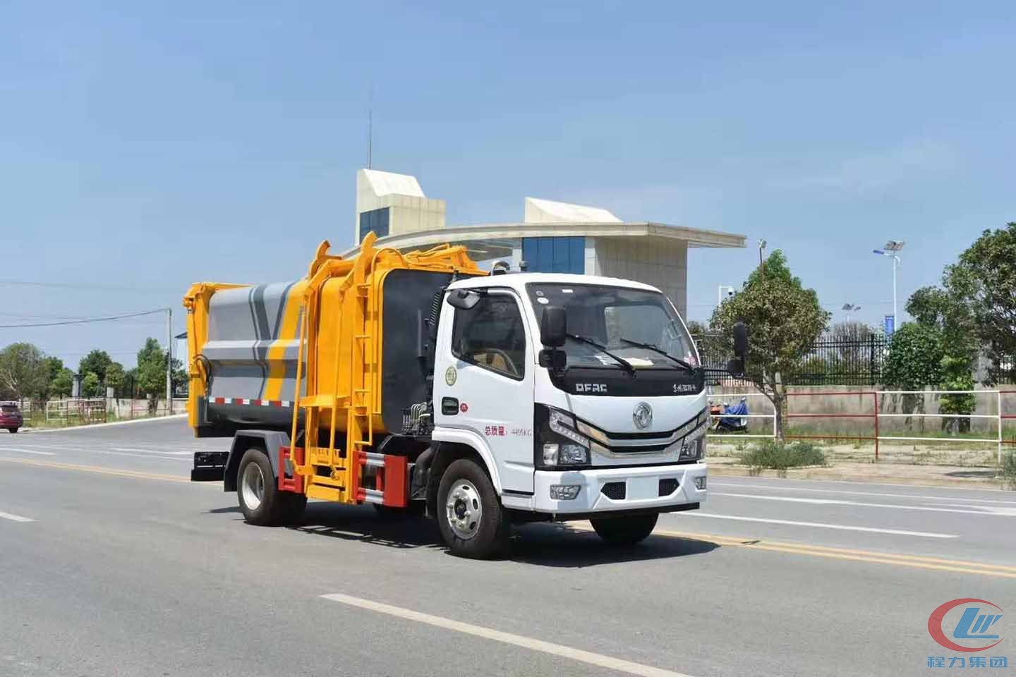 東風小多利卡側(cè)裝壓縮垃圾車