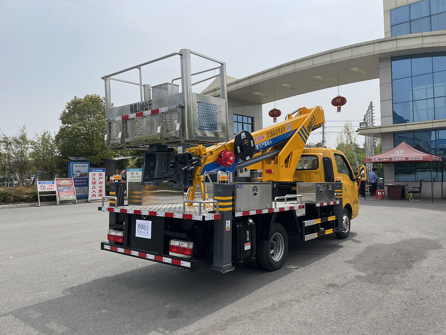 東風(fēng)途逸藍(lán)牌伸縮臂登高車(chē)