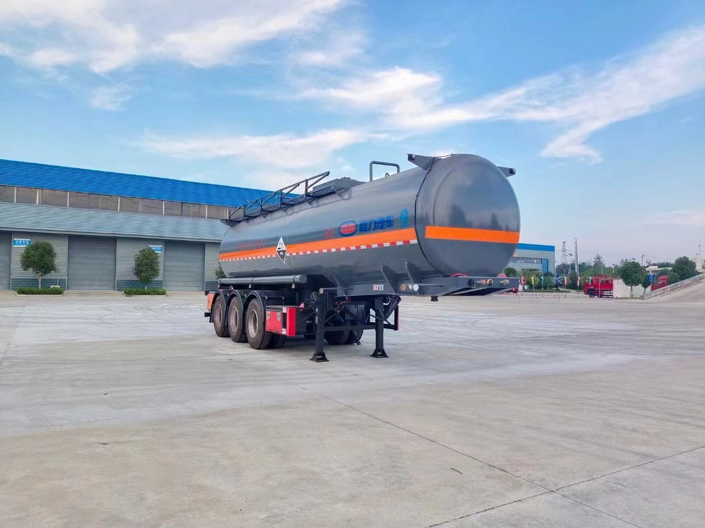 26立方罐式運(yùn)輸半掛車(chē)