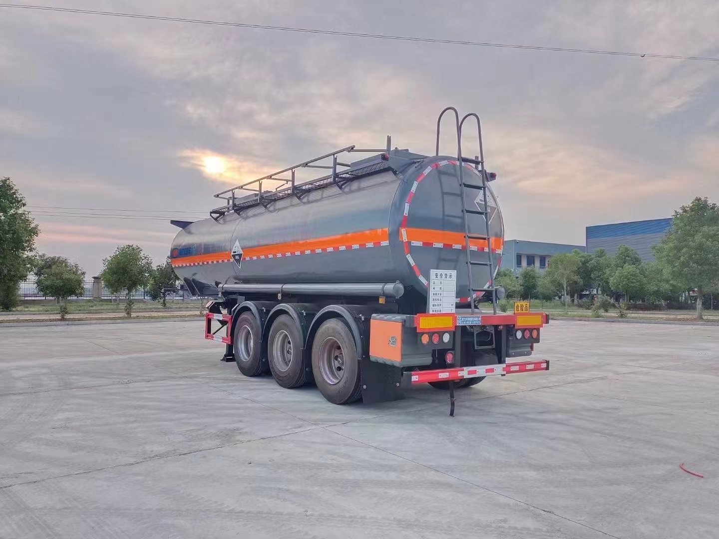 腐蝕性物品26立方罐式運(yùn)輸半掛車(chē)